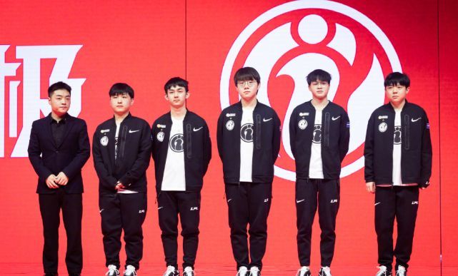 他能打两个 他能打两个